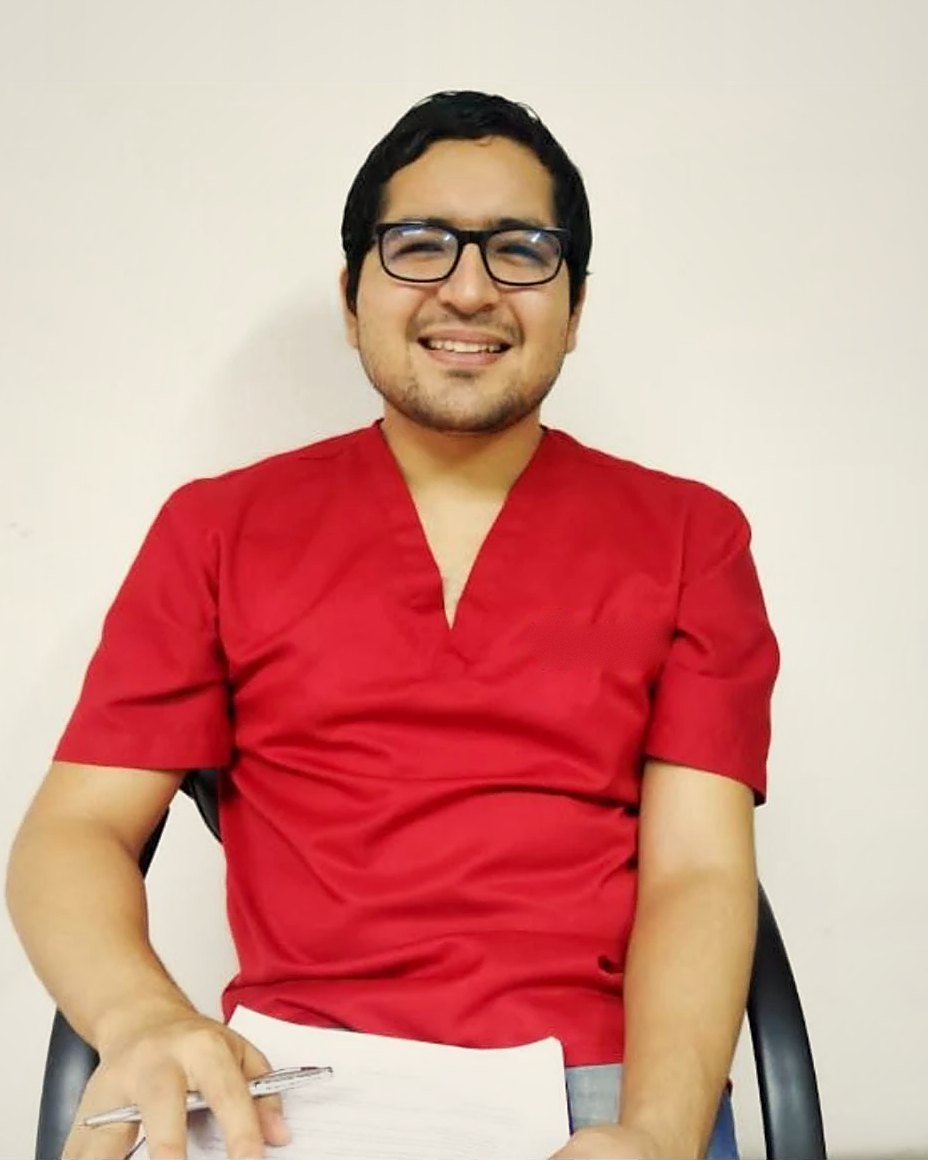 David Vélez, psicoterapeuta, sonriendo en su consultorio